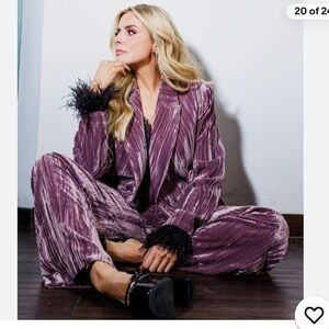 TREND NEW ZARA 2pc SET FEATHERS BLAZER AND PANTS 
🚨FIRM PRICE NO DISCOUNT